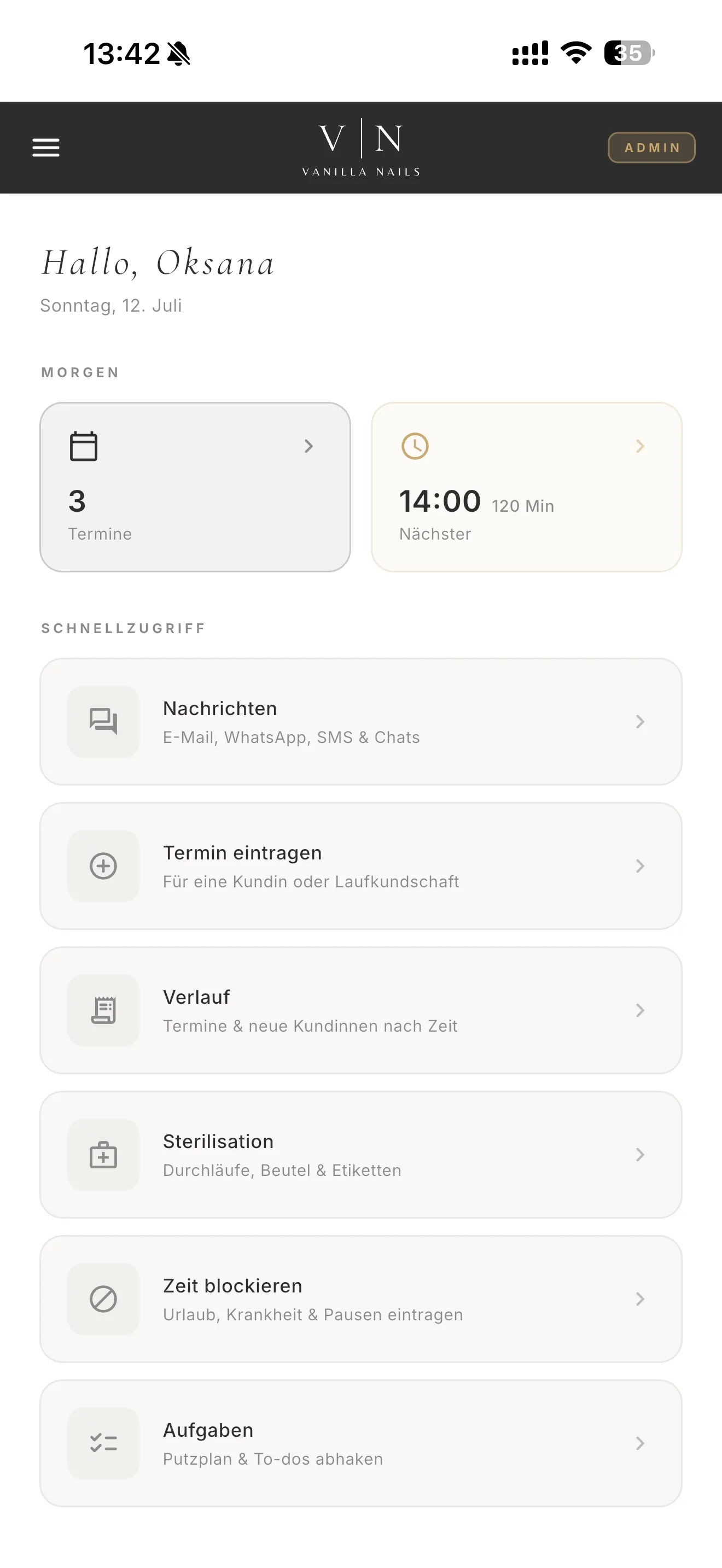 Startansicht der Buchungs-App des Nagelstudios auf einem Handy